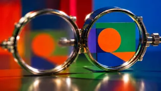 Two lenses show the same colorful pattern blurred through an outdated view and sharply aligned through a refreshed view.